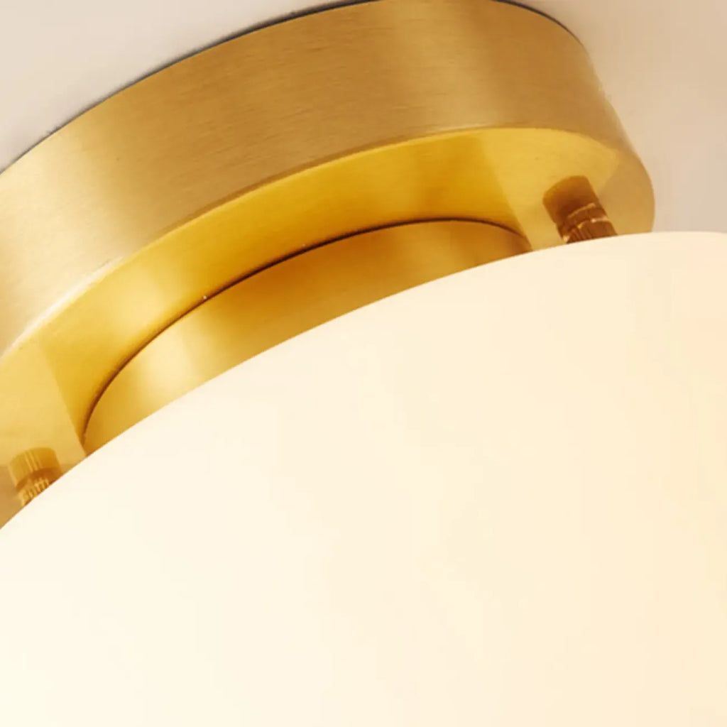 Plafonnier semi-encastré moderne en verre blanc et doré, style tambour.