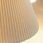Suspension moderne en métal doré et céramique blanche côtelée