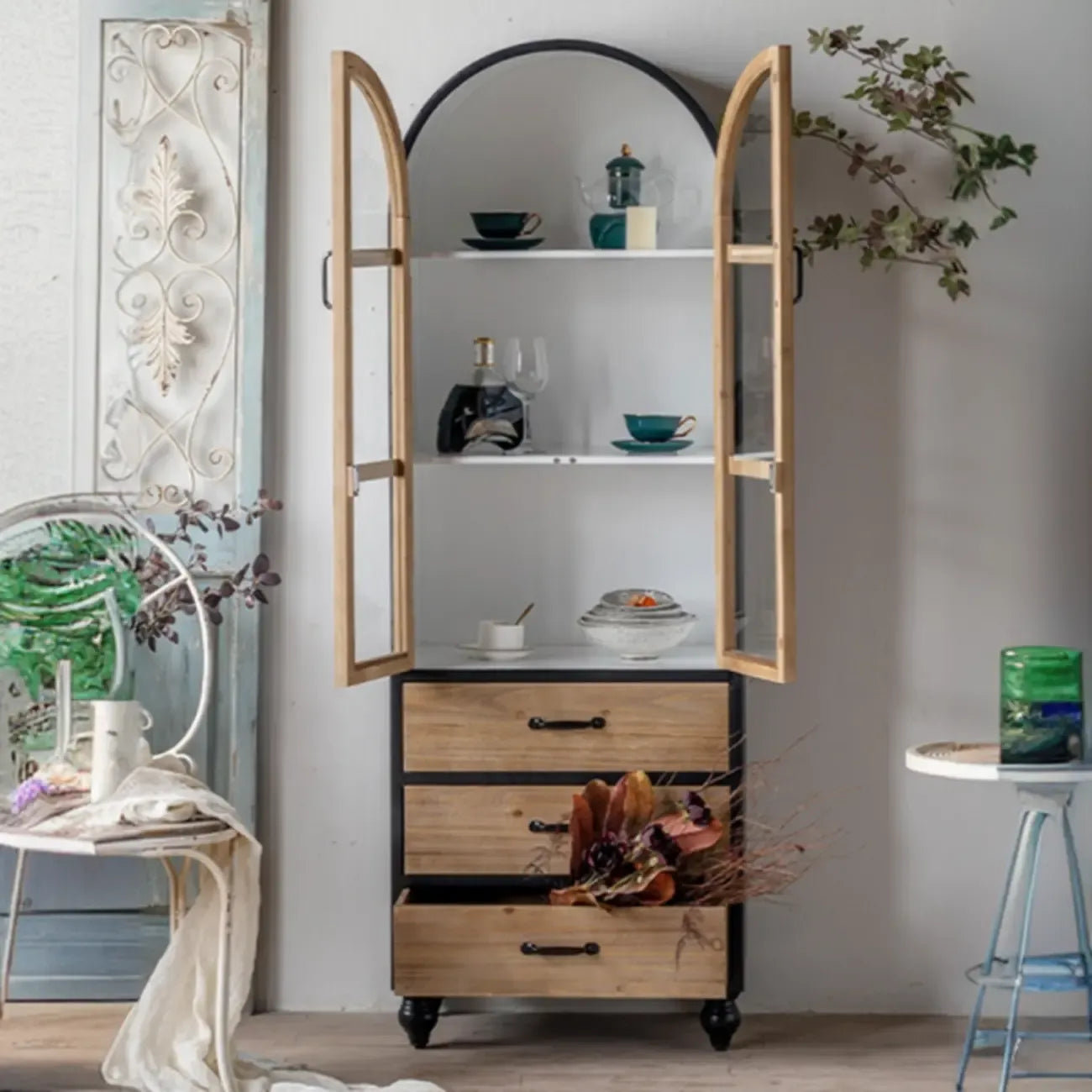 Meuble rustique en bois sur pied, de forme arquée, idéal pour la décoration du salon.