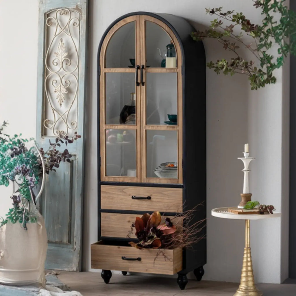 Meuble rustique en bois sur pied, de forme arquée, idéal pour la décoration du salon.