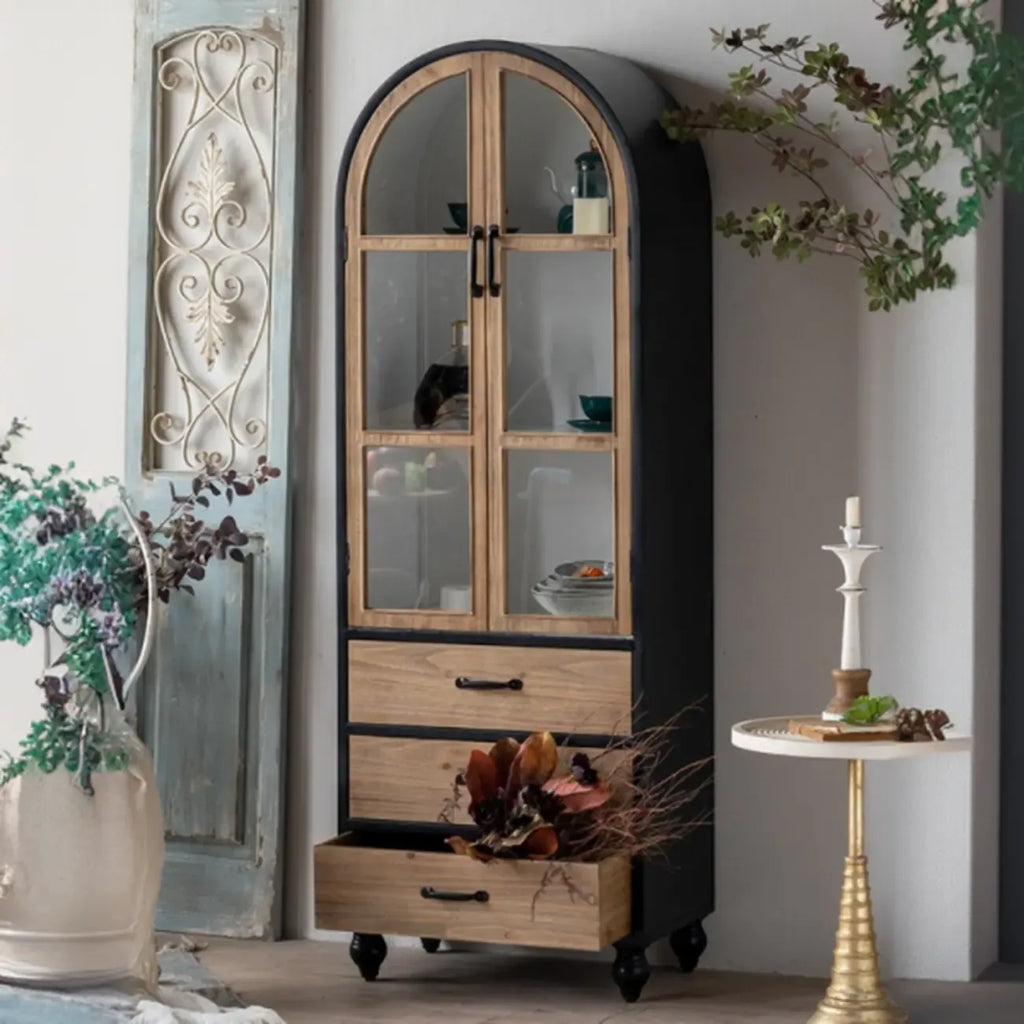 Meuble rustique en bois sur pied, de forme arquée, idéal pour la décoration du salon.