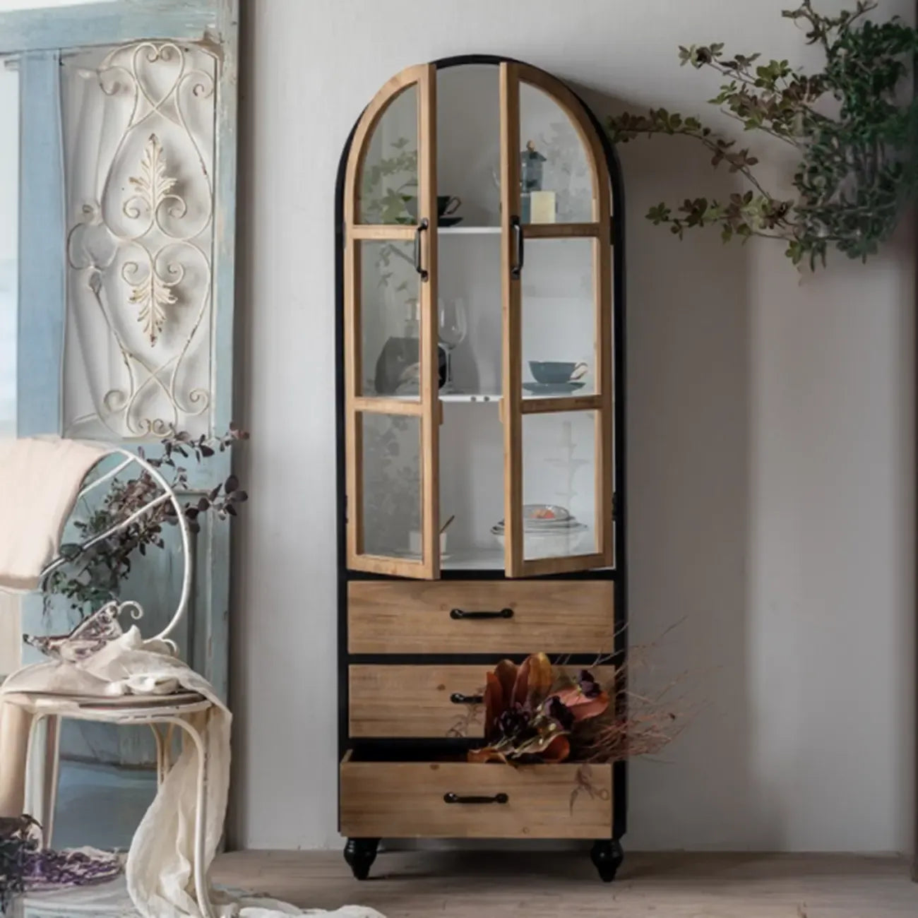 Meuble rustique en bois sur pied, de forme arquée, idéal pour la décoration du salon.