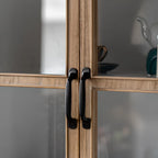 Meuble rustique en bois sur pied, de forme arquée, idéal pour la décoration du salon.