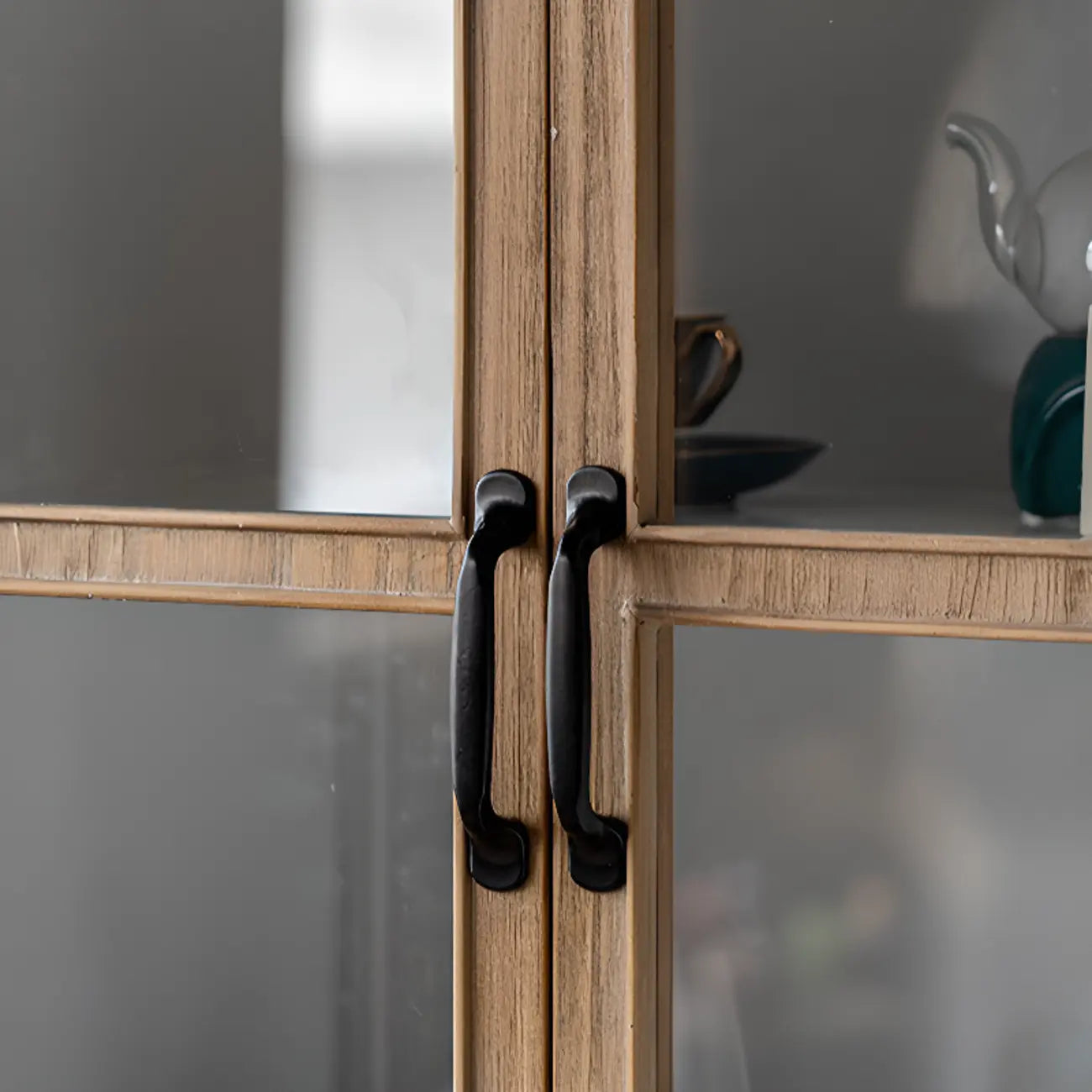 Meuble rustique en bois sur pied, de forme arquée, idéal pour la décoration du salon.