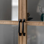 Meuble rustique en bois sur pied, de forme arquée, idéal pour la décoration du salon.