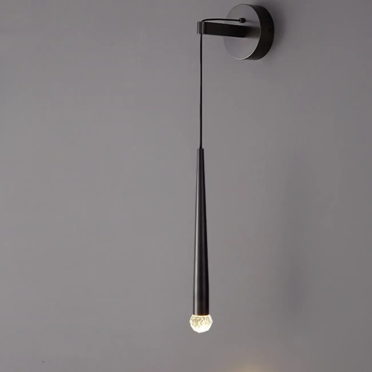 Applique murale LED cylindrique dorée élégante avec décoration en cristal