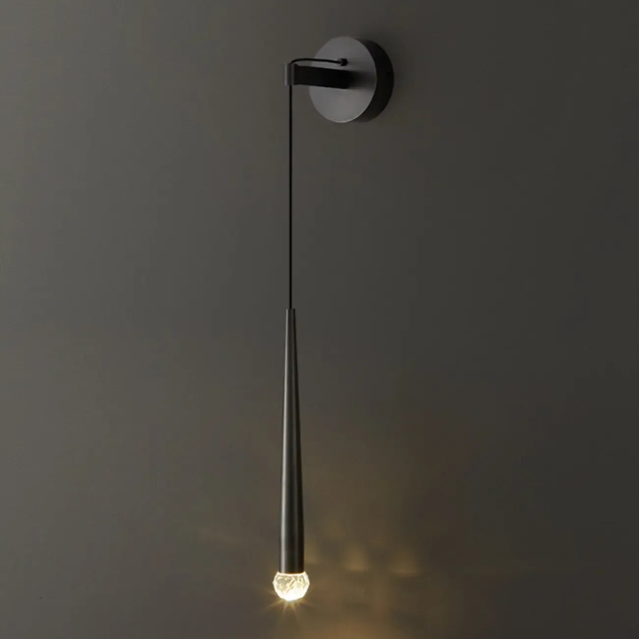 Applique murale LED cylindrique dorée élégante avec décoration en cristal