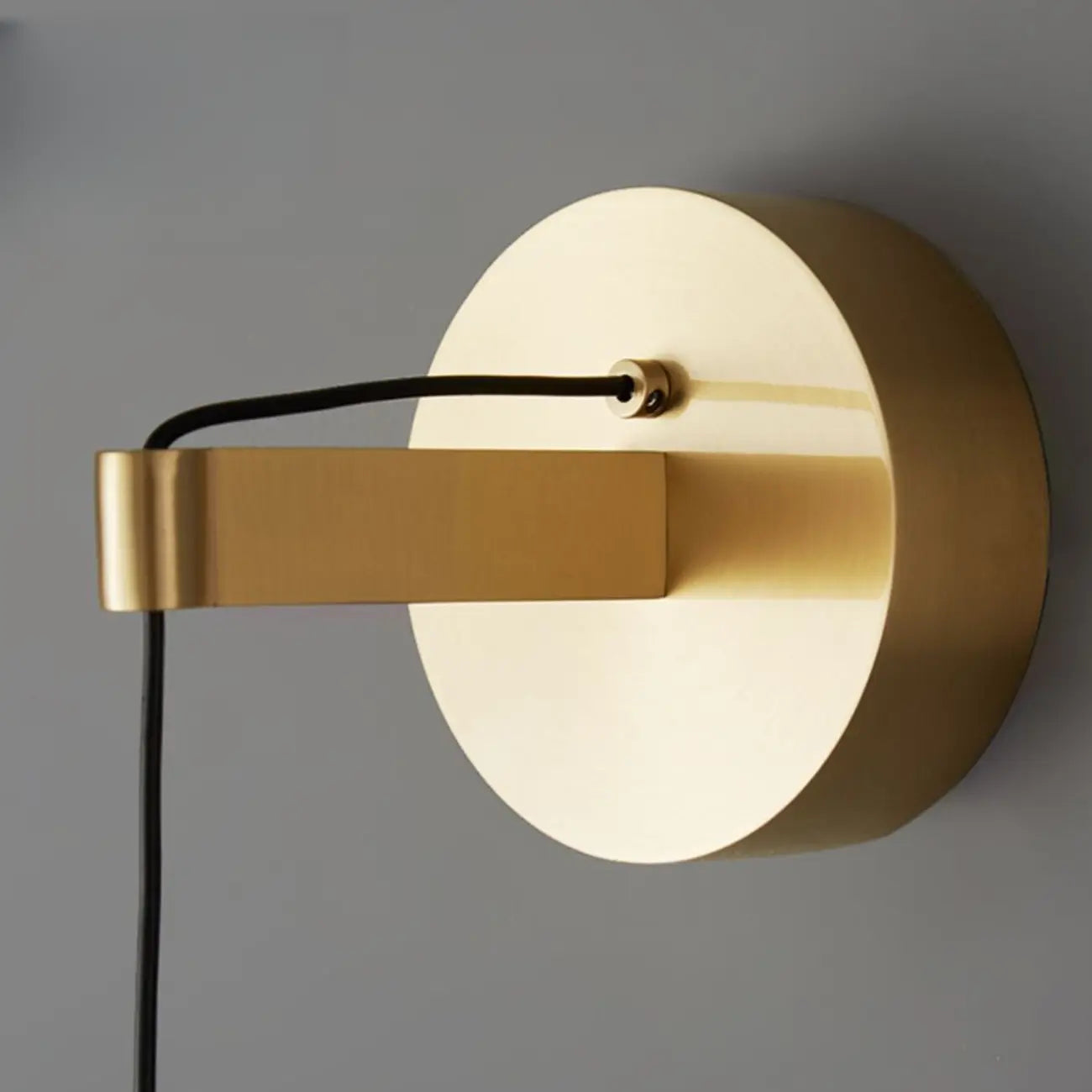 Applique murale LED cylindrique dorée élégante avec décoration en cristal