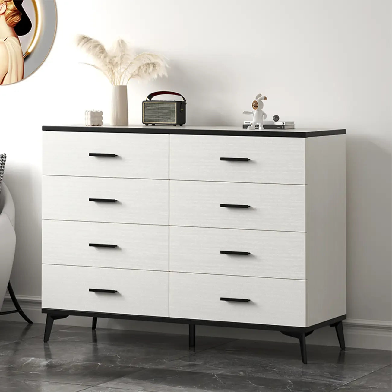 Armoire de rangement moderne en bois blanc avec accents dorés pour salon
