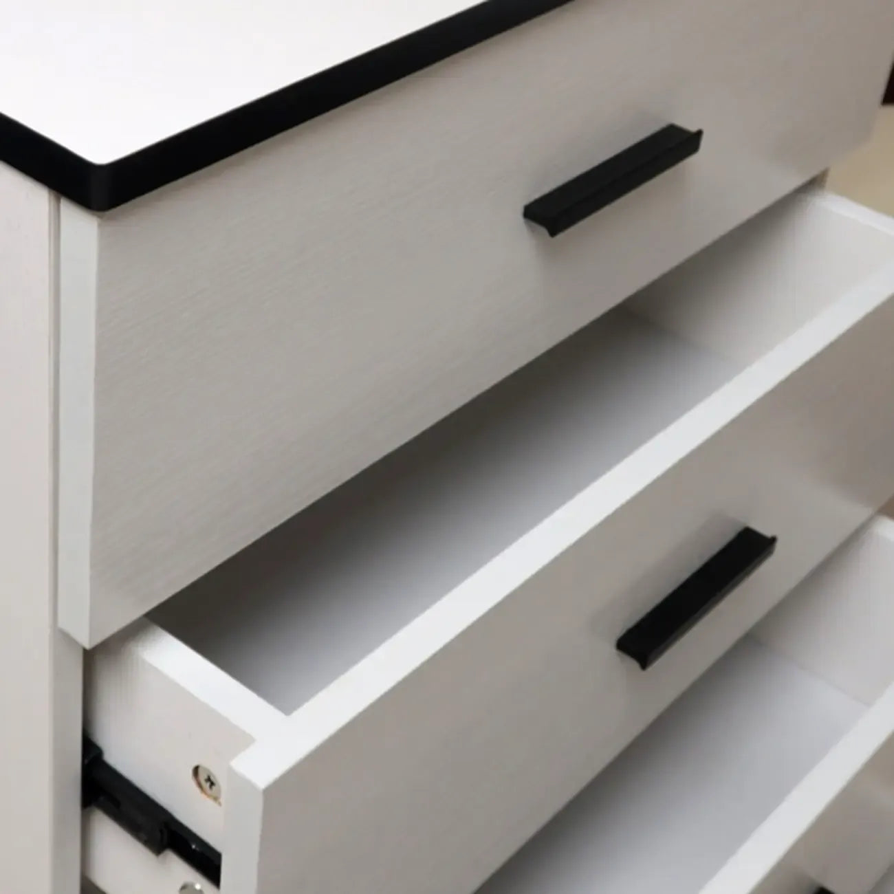 Armoire de rangement moderne en bois blanc avec accents dorés pour salon