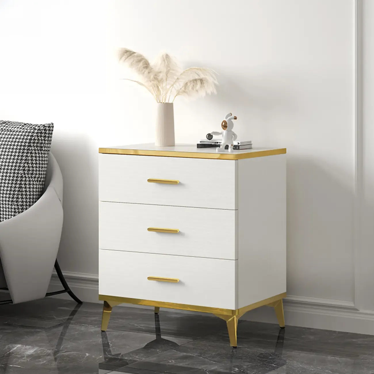 Armoire de rangement moderne en bois blanc avec accents dorés pour salon