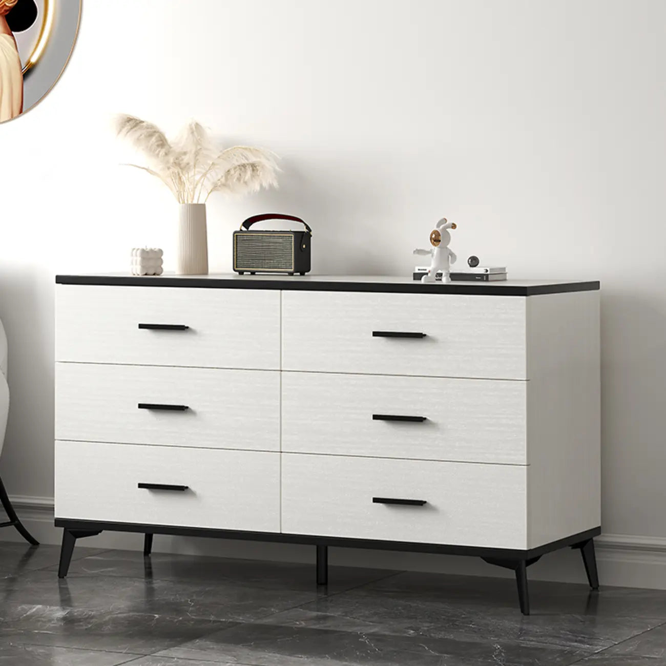Armoire de rangement moderne en bois blanc avec accents dorés pour salon