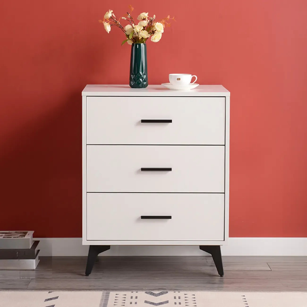 Armoire de rangement moderne en bois blanc avec accents dorés pour salon