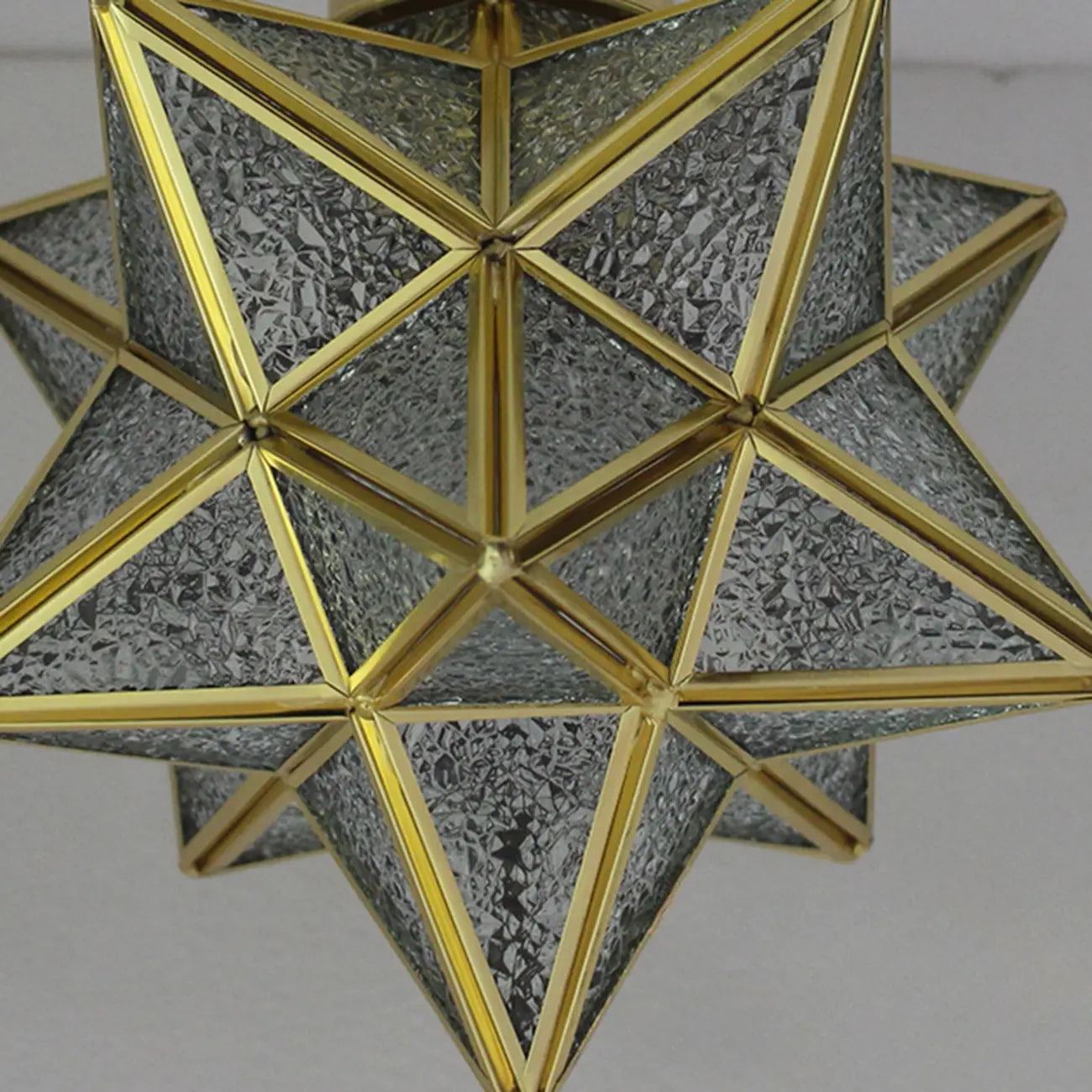 Plafonnier semi-encastré de style colonial avec abat-jour en verre doré en forme d'étoile