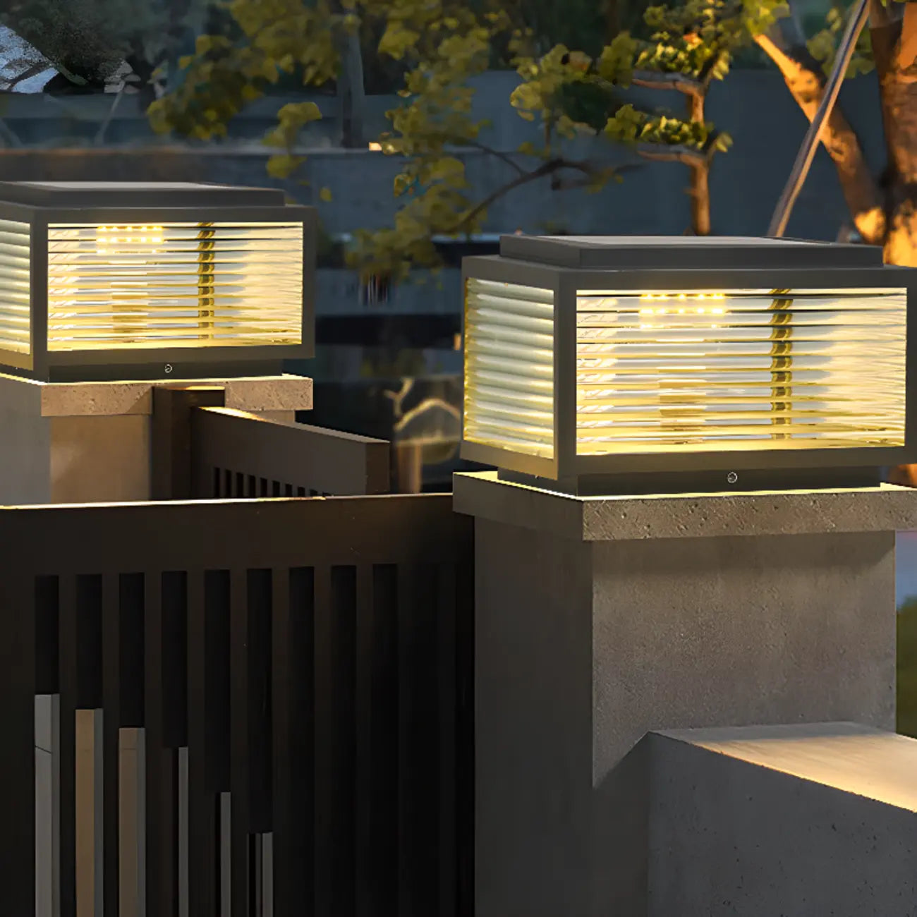 Lampadaire d'extérieur en métal noir et verre