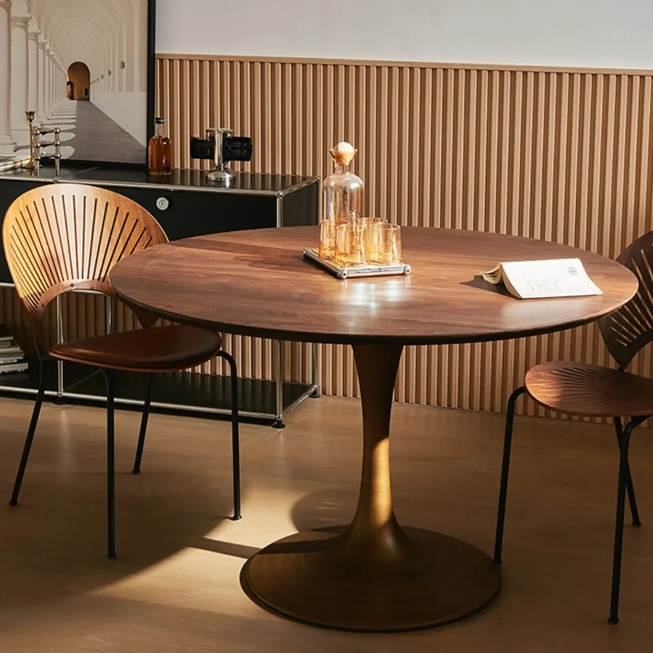 Table de salle à manger ronde en bois brun glamour