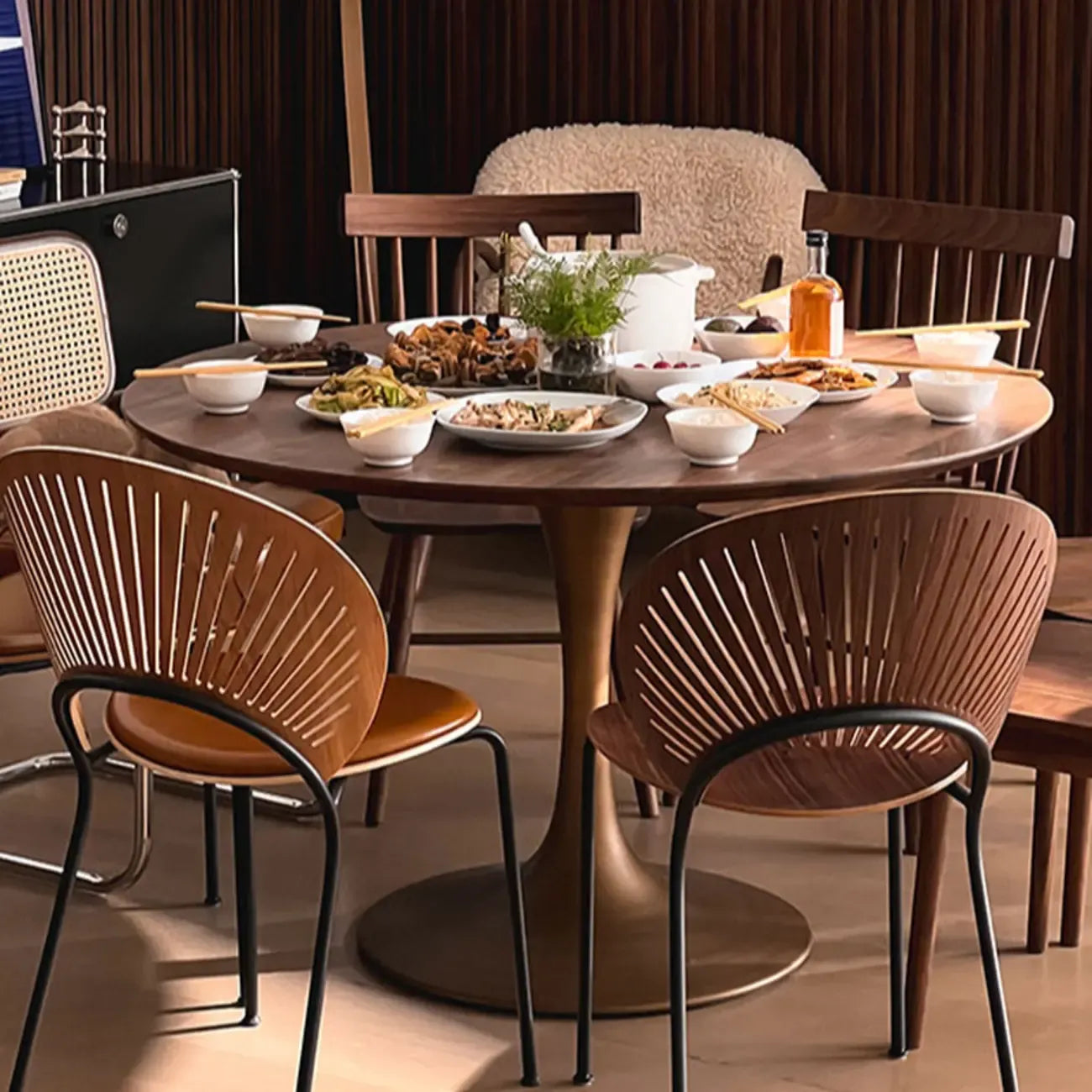 Table de salle à manger ronde en bois brun glamour