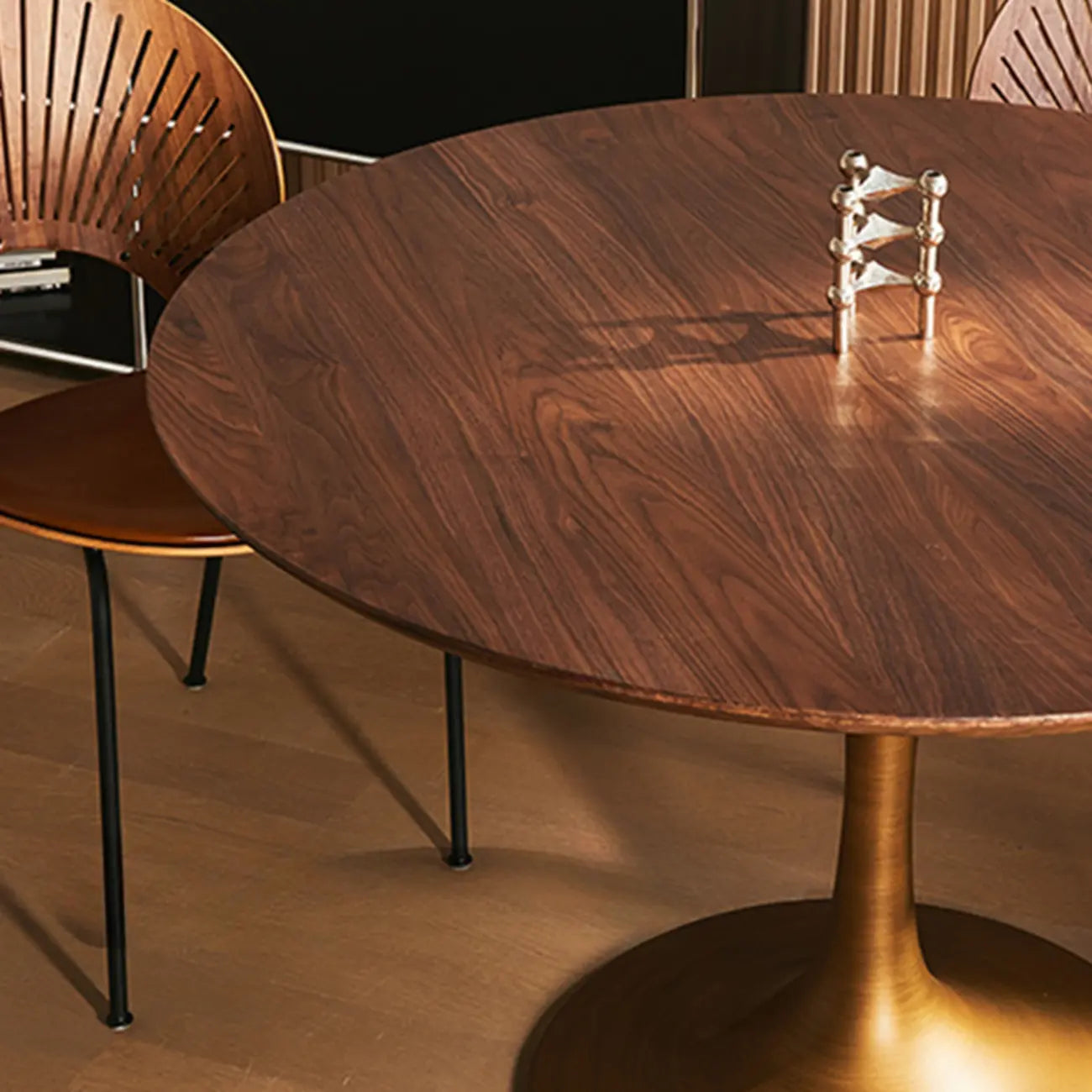 Table de salle à manger ronde en bois brun glamour