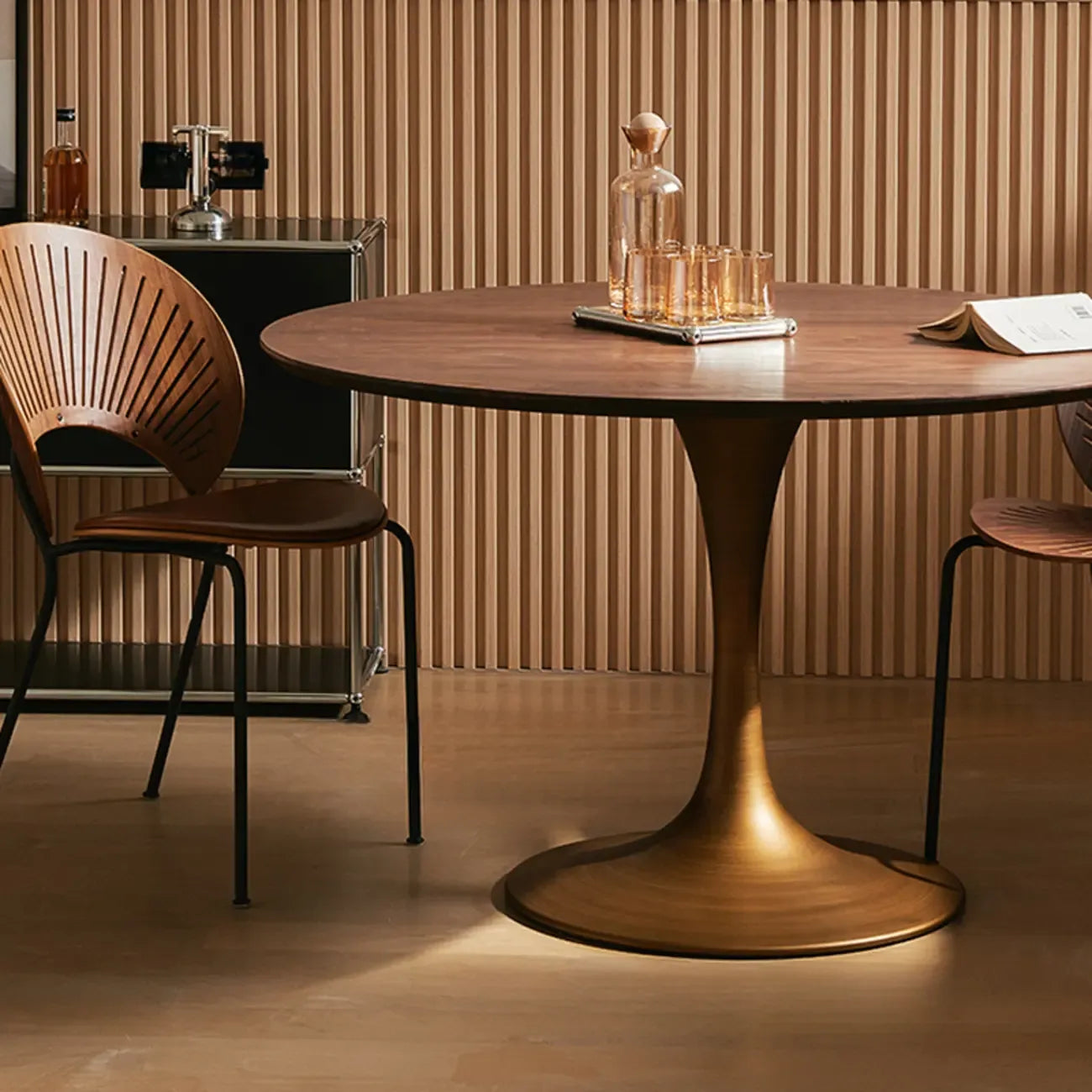 Table de salle à manger ronde en bois brun glamour
