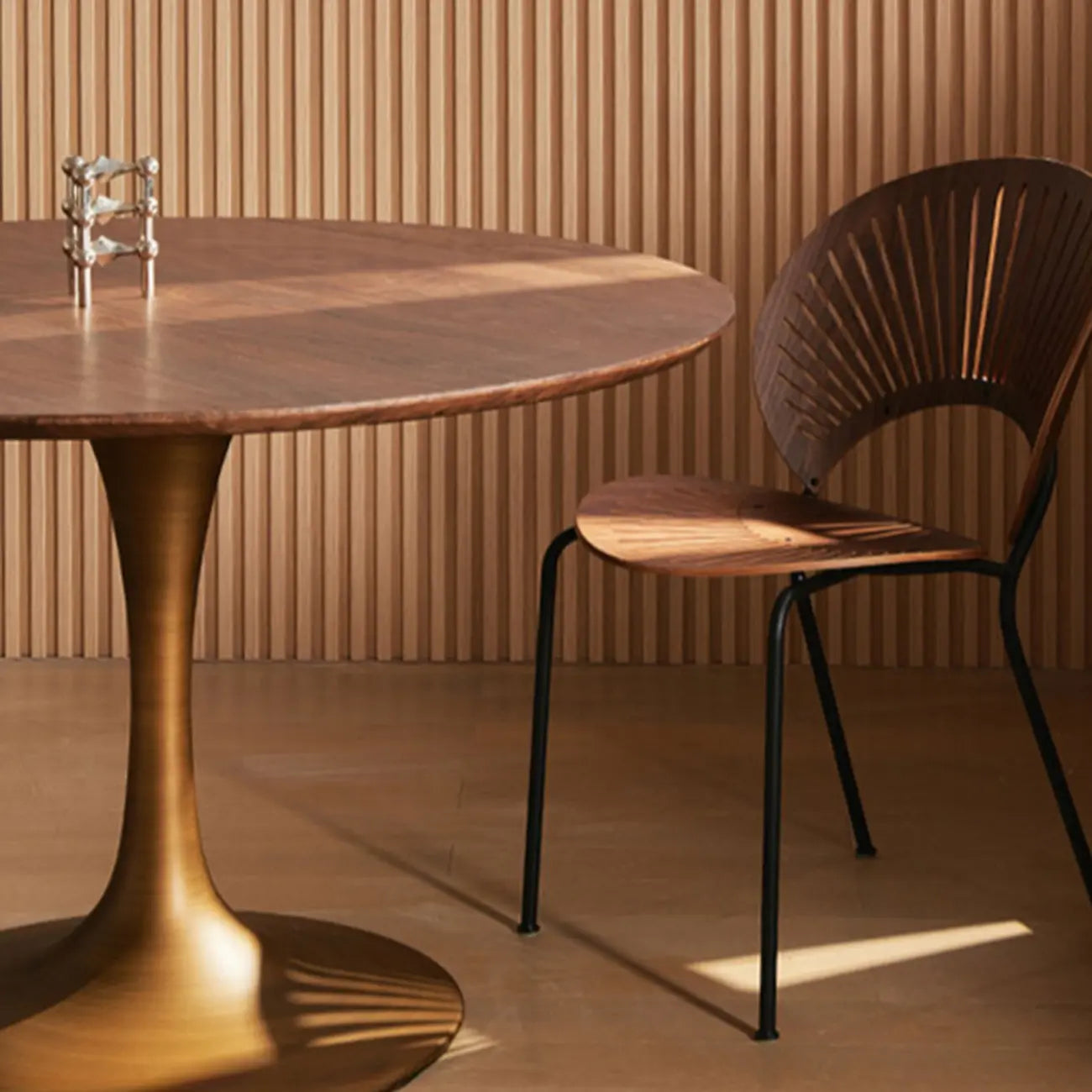 Table de salle à manger ronde en bois brun glamour