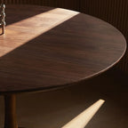 Table de salle à manger ronde en bois brun glamour