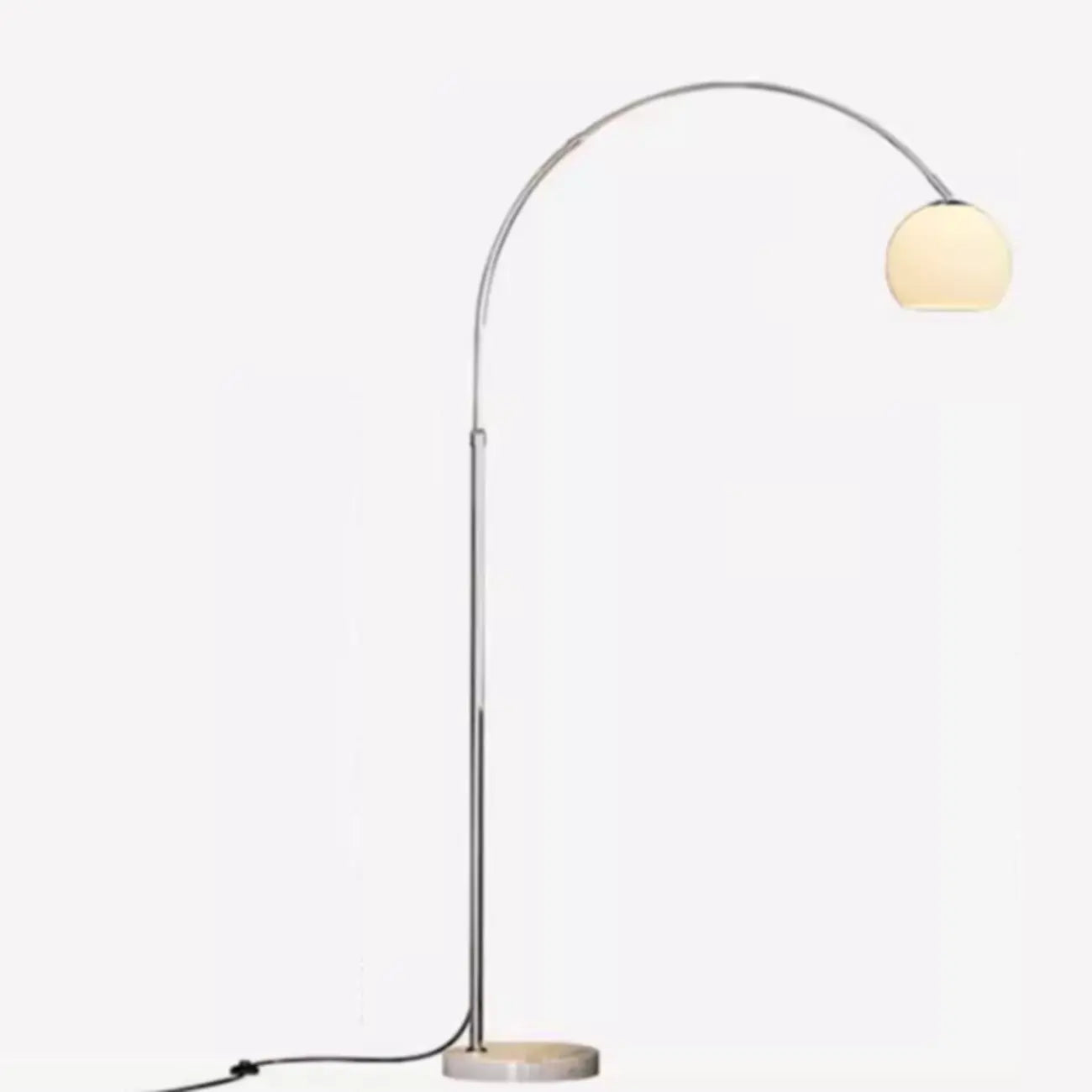 Lampadaire arqué moderne et réglable à brancher pour salon