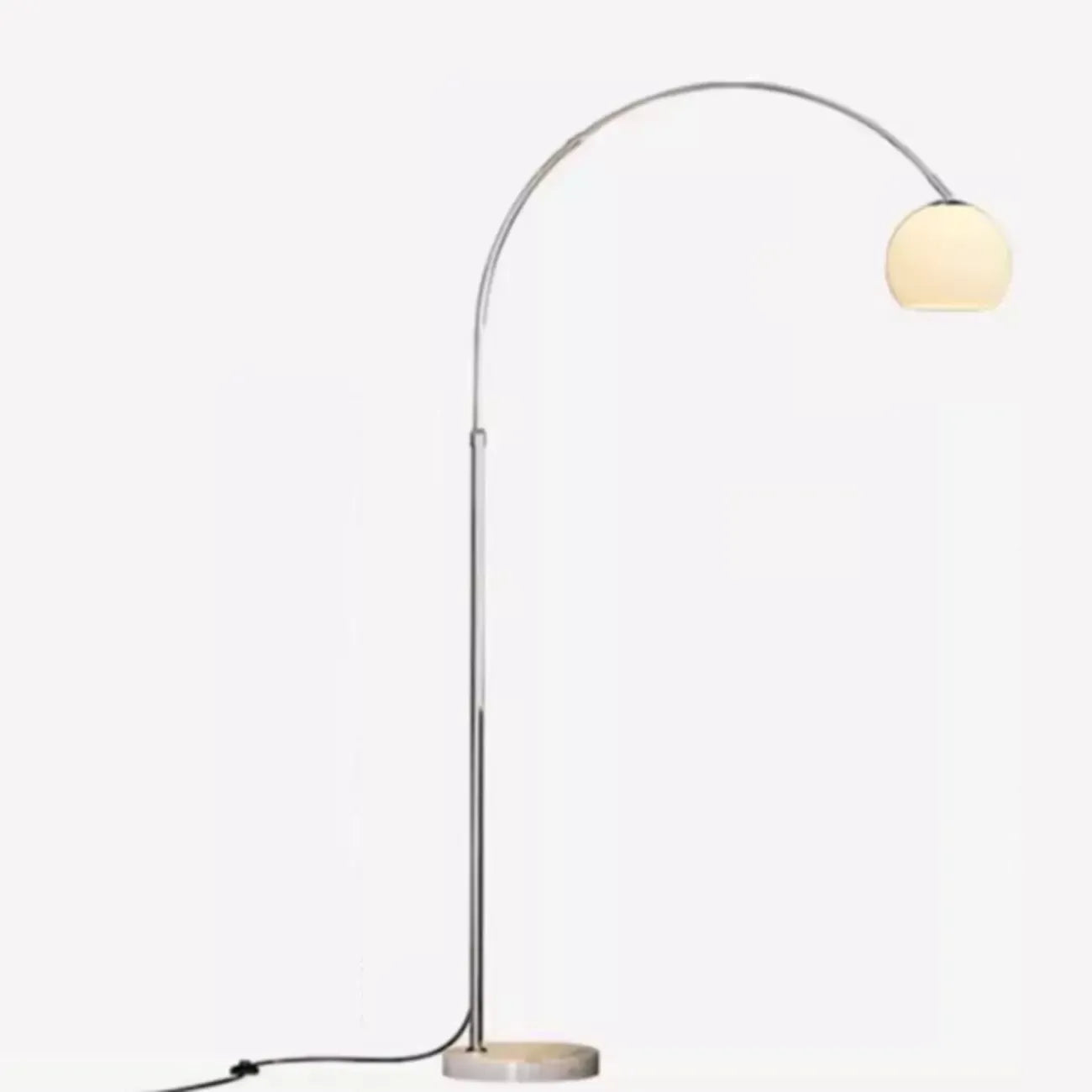 Lampadaire arqué moderne et réglable à brancher pour salon