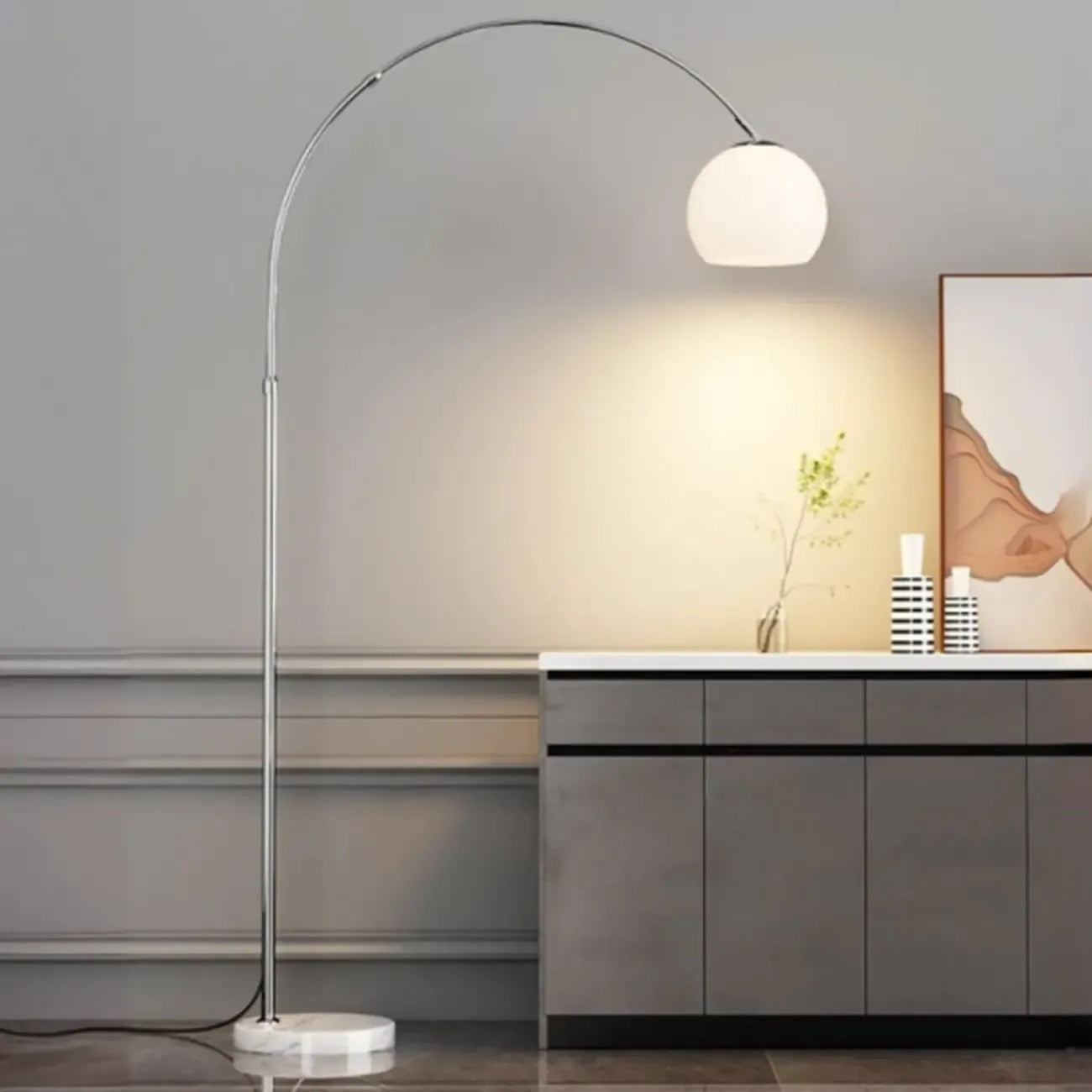 Lampadaire arqué moderne et réglable à brancher pour salon
