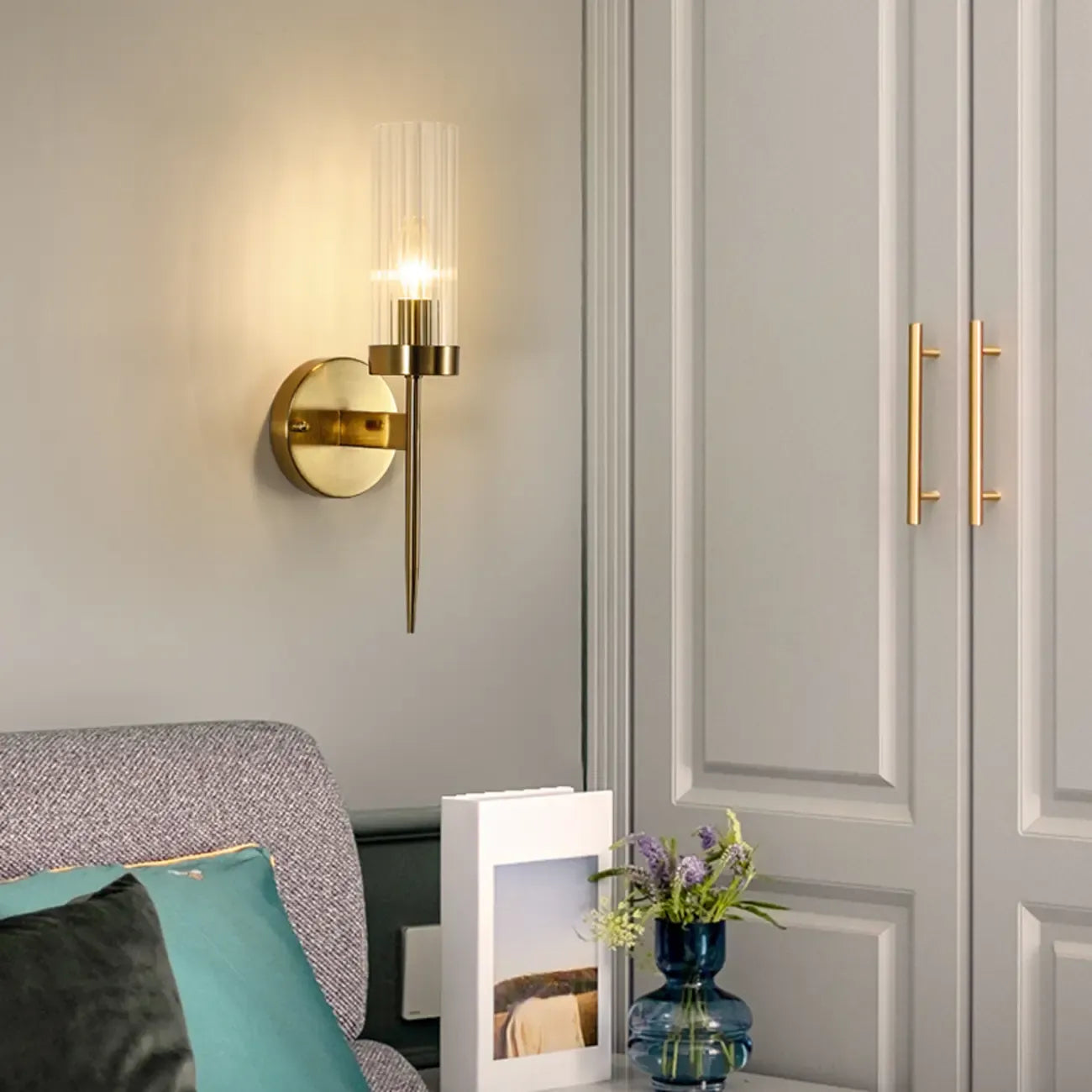 Applique murale cylindrique en laiton avec abat-jour en verre pour la décoration de la chambre