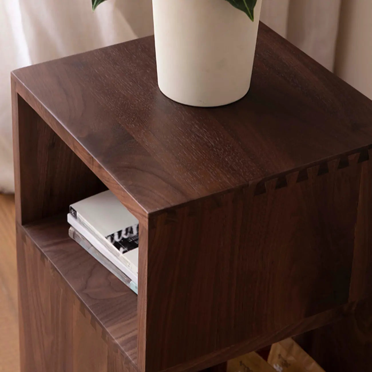 Table d'appoint rectangulaire intemporelle en bois pivotante à 360°