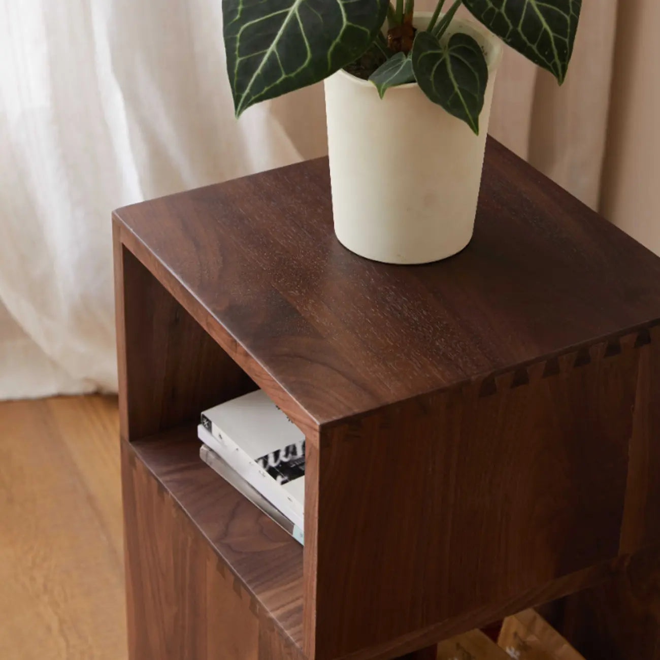 Table d'appoint rectangulaire intemporelle en bois pivotante à 360°