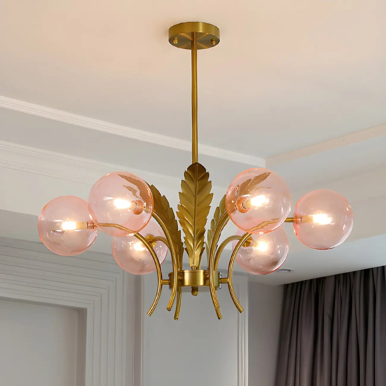 Lustre de luxe à 6 lumières, recouvert de feuilles d'or et orné de globes en verre