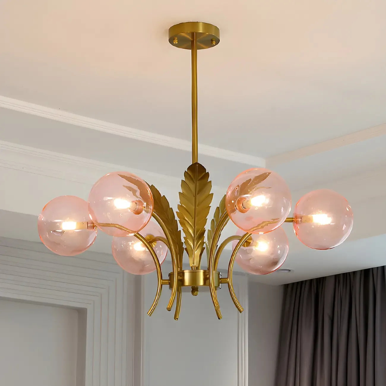 Lustre de luxe à 6 lumières, recouvert de feuilles d'or et orné de globes en verre