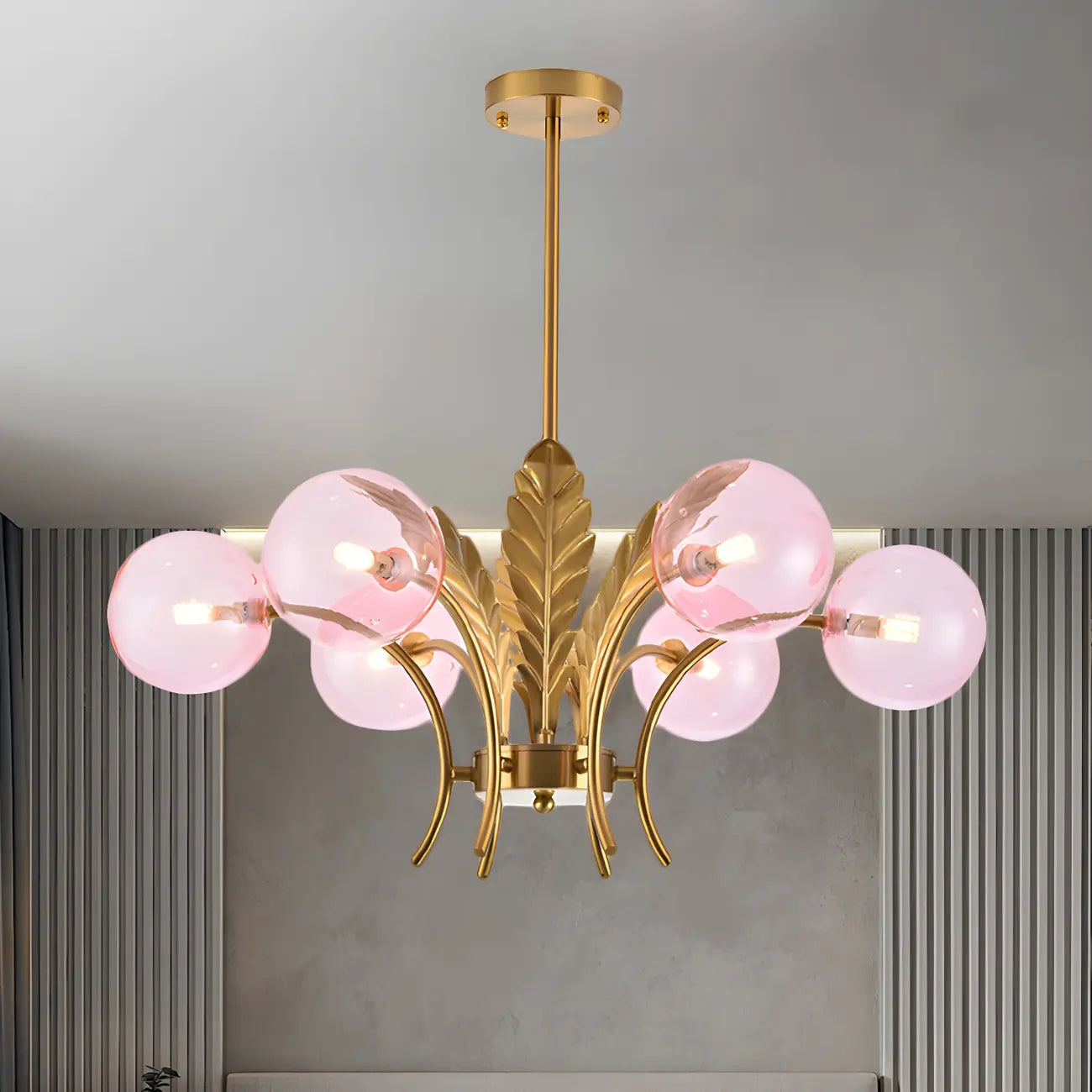 Lustre de luxe à 6 lumières, recouvert de feuilles d'or et orné de globes en verre