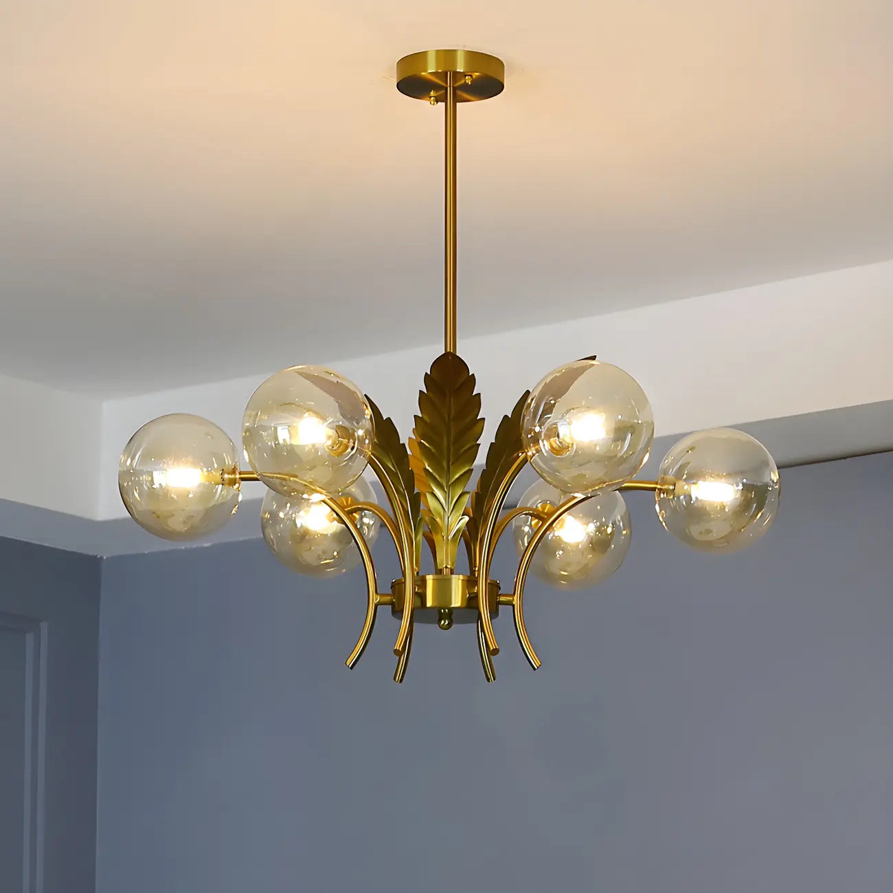 Lustre de luxe à 6 lumières, recouvert de feuilles d'or et orné de globes en verre