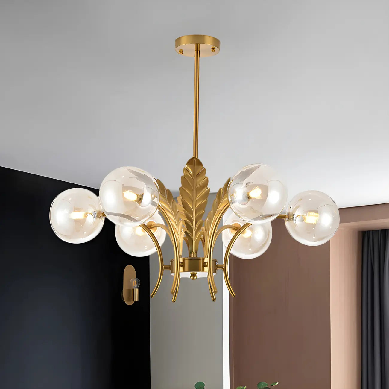 Lustre de luxe à 6 lumières, recouvert de feuilles d'or et orné de globes en verre