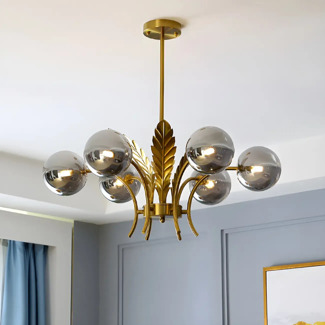 Lustre de luxe à 6 lumières, recouvert de feuilles d'or et orné de globes en verre