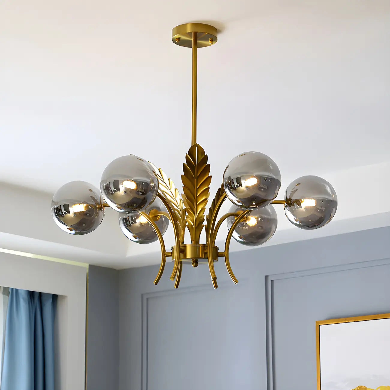 Lustre de luxe à 6 lumières, recouvert de feuilles d'or et orné de globes en verre
