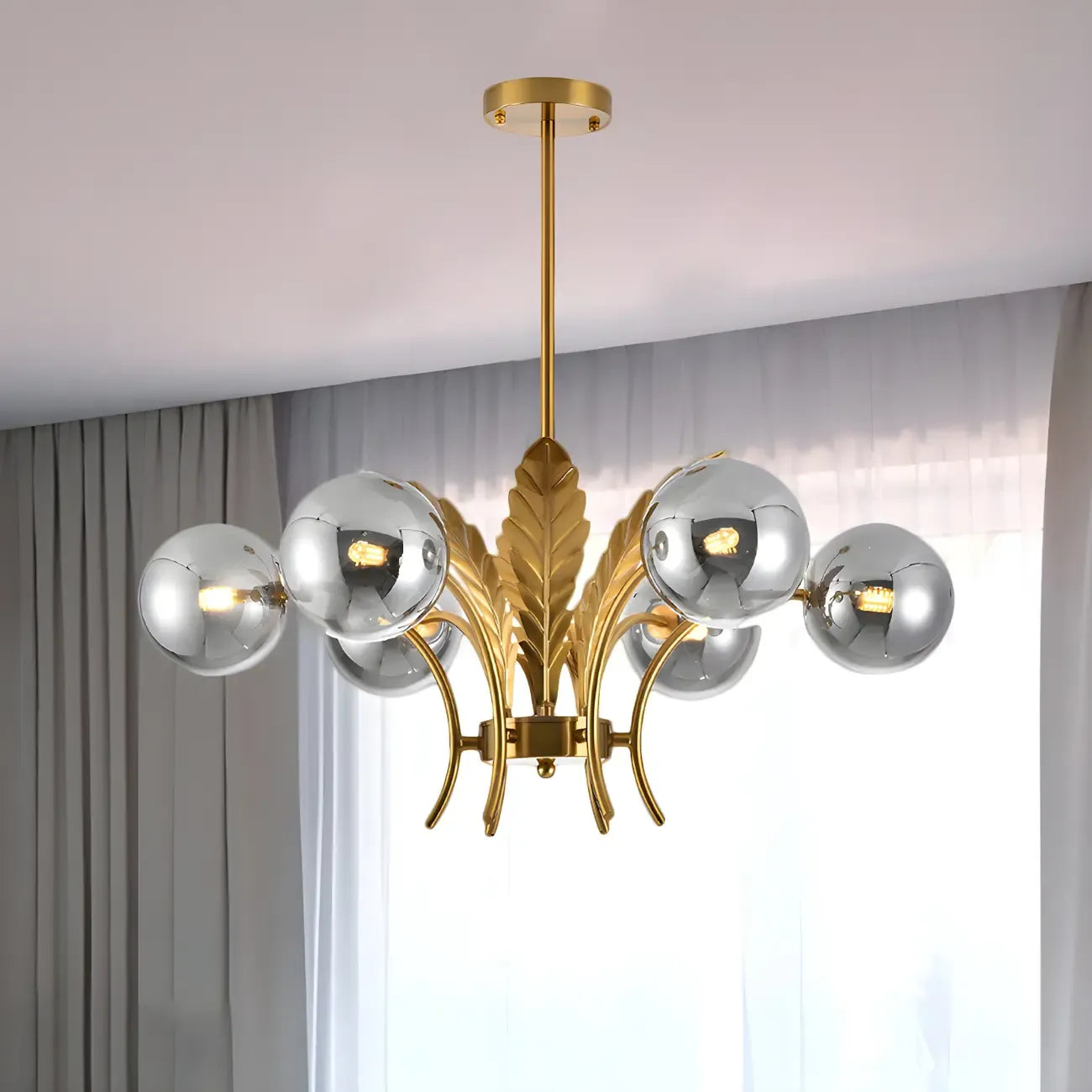 Lustre de luxe à 6 lumières, recouvert de feuilles d'or et orné de globes en verre