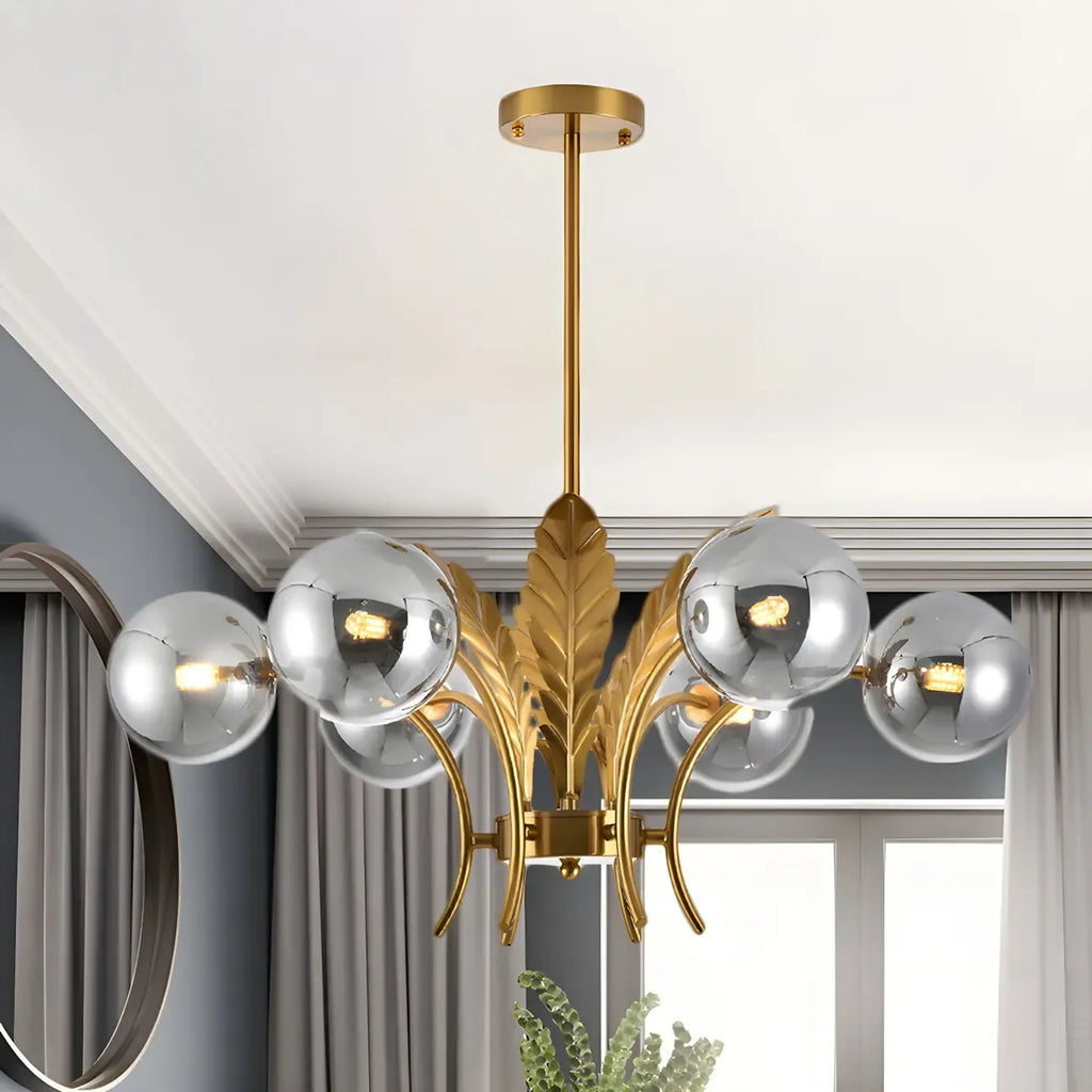 Lustre de luxe à 6 lumières, recouvert de feuilles d'or et orné de globes en verre