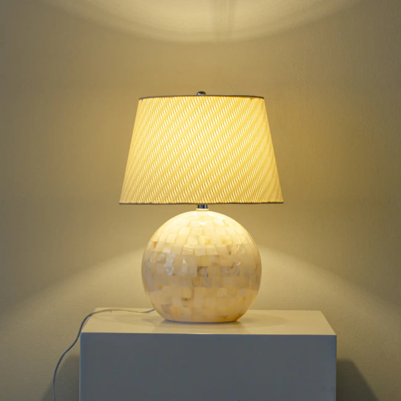 Lampe de table moderne en forme de coquillage avec abat-jour géométrique, LED