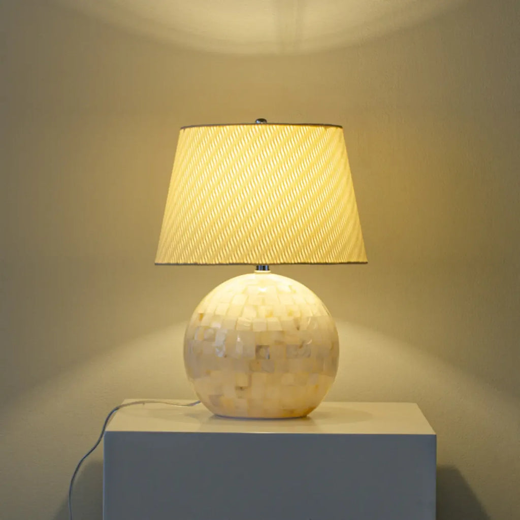 Lampe de table moderne en forme de coquillage avec abat-jour géométrique, LED
