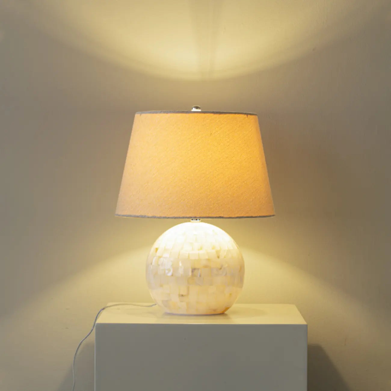 Lampe de table moderne en forme de coquillage avec abat-jour géométrique, LED
