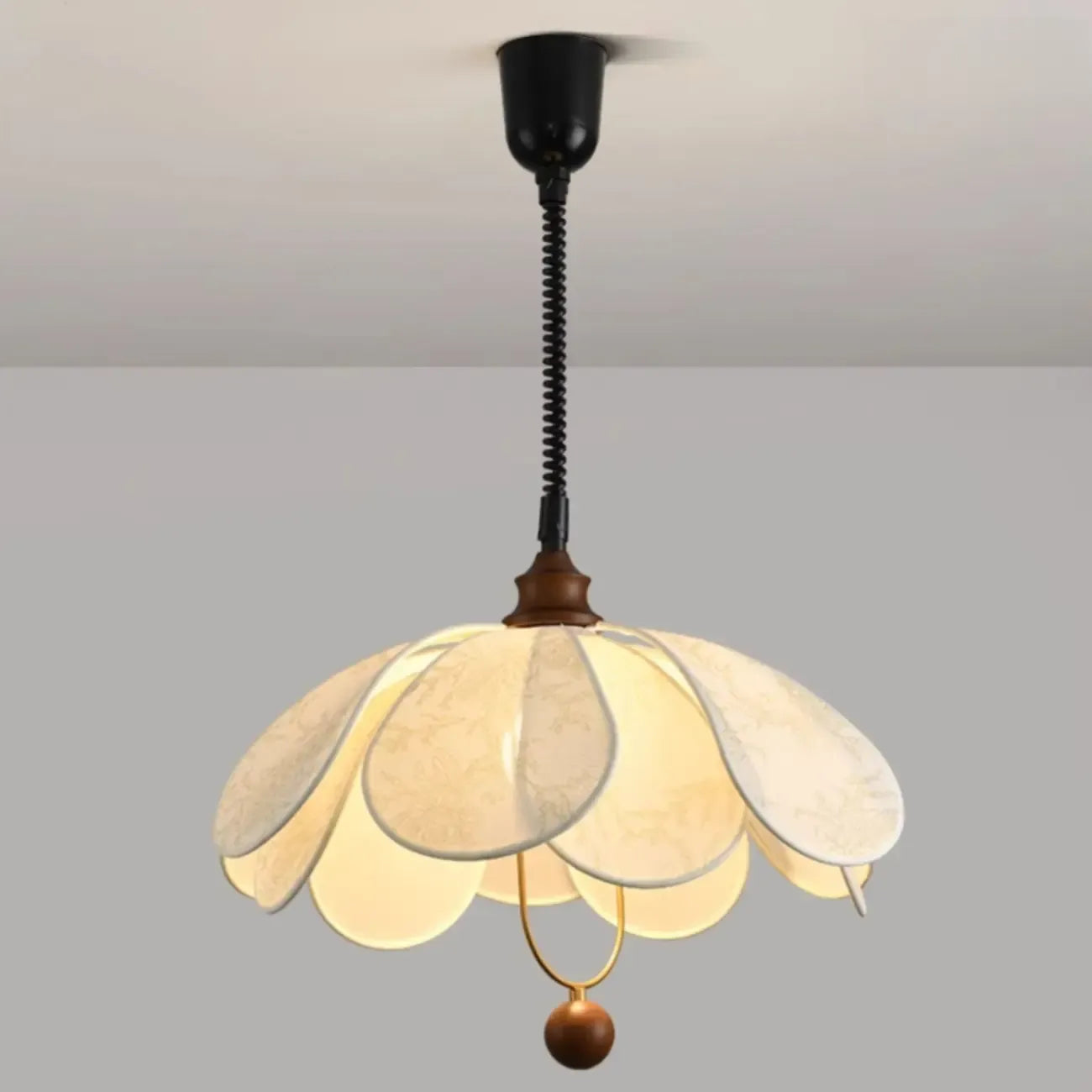 Suspension Art Déco en tissu à motif de pétales de fleurs