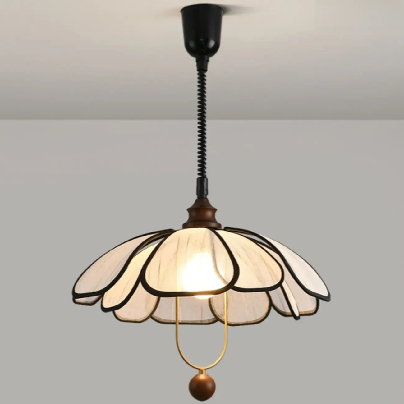 Suspension Art Déco en tissu à motif de pétales de fleurs