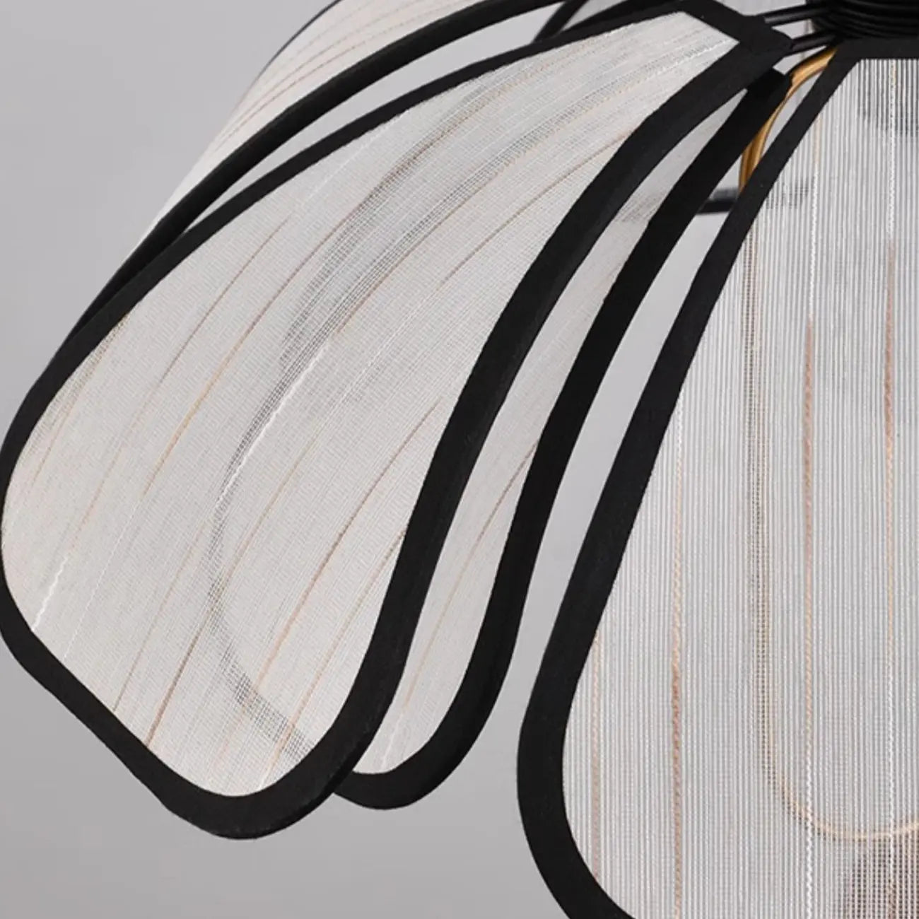 Suspension Art Déco en tissu à motif de pétales de fleurs
