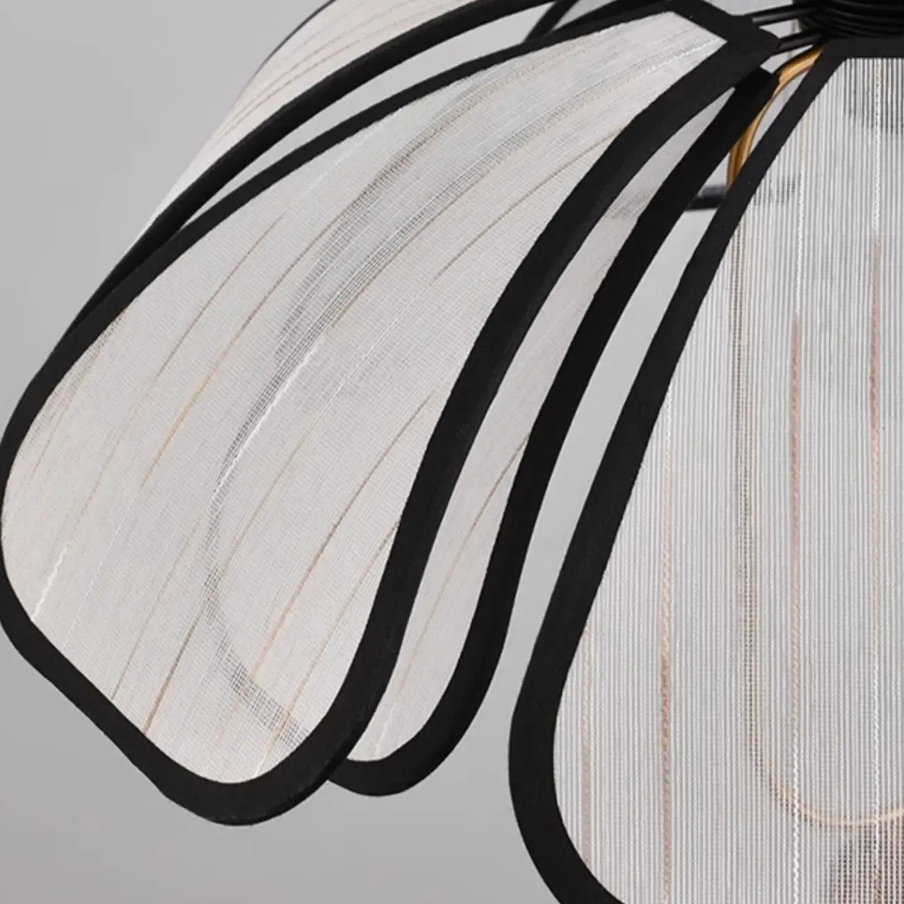 Suspension Art Déco en tissu à motif de pétales de fleurs