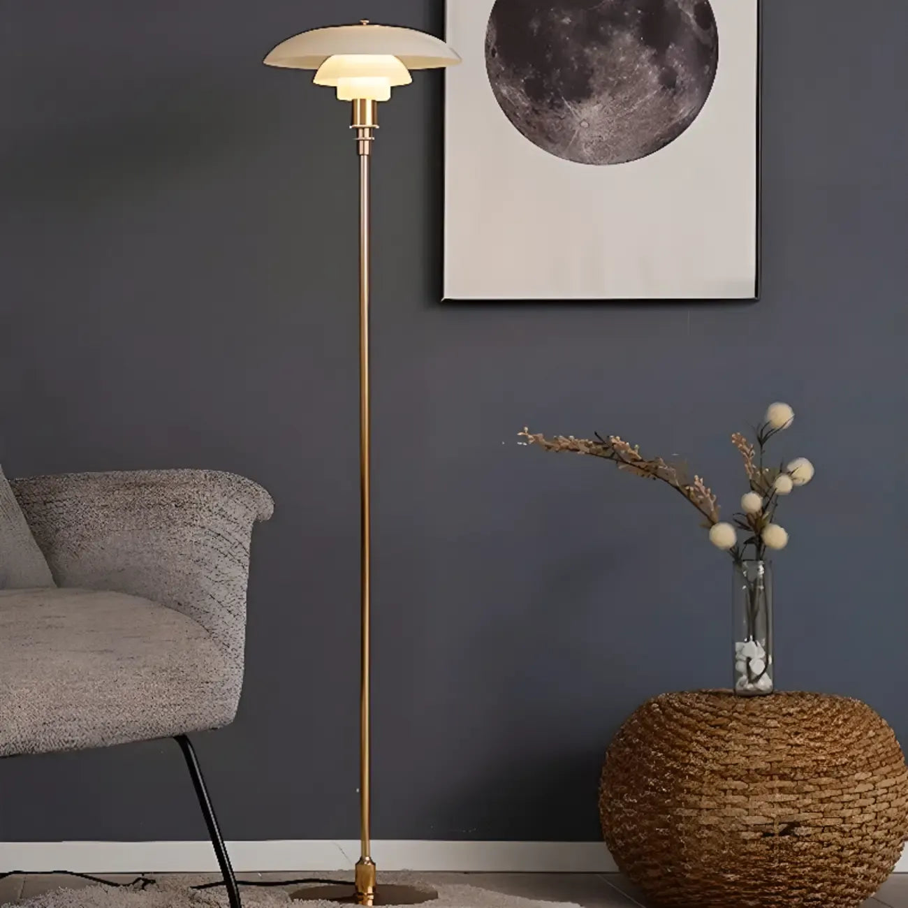 Lampadaire minimaliste en métal avec abat-jour en verre pour salon