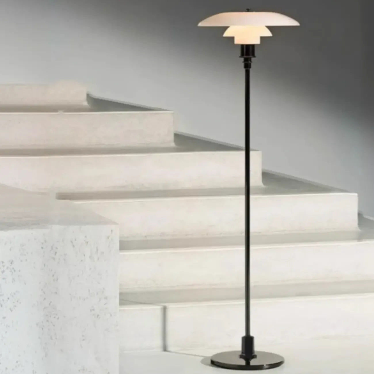 Lampadaire minimaliste en métal avec abat-jour en verre pour salon