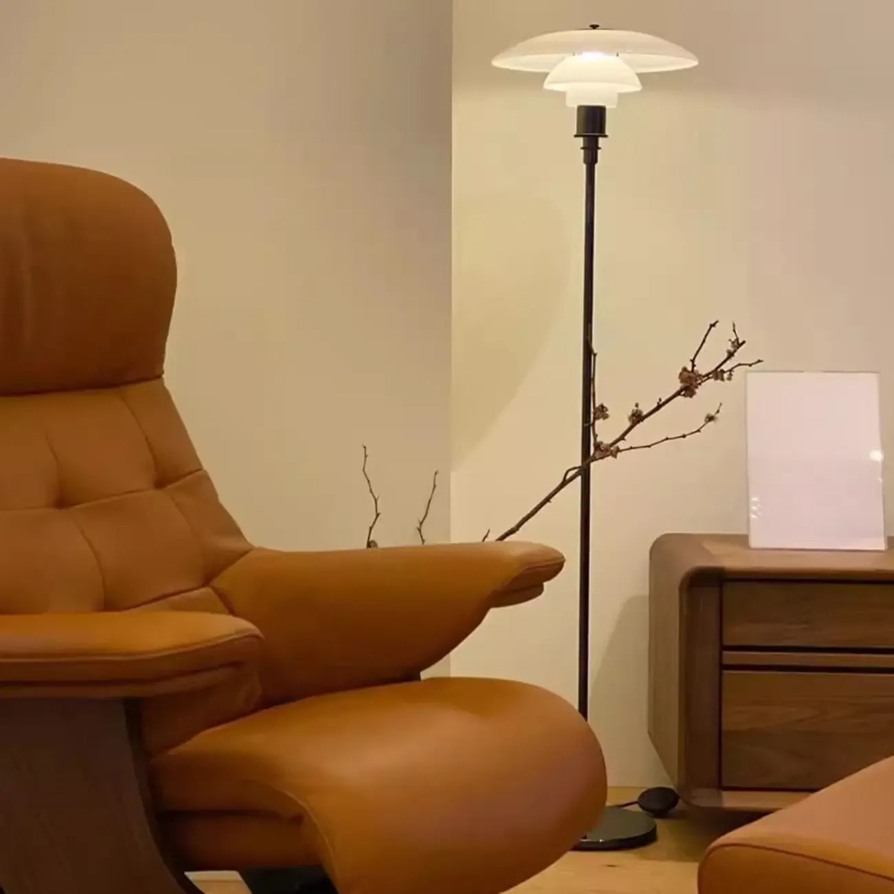 Lampadaire minimaliste en métal avec abat-jour en verre pour salon